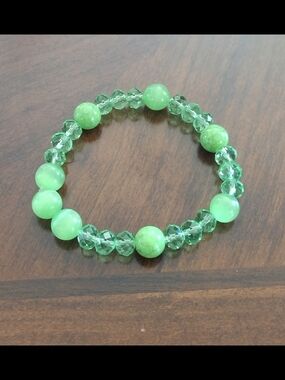 Handmade Green Acrylic And Glass Beaded Stretch Bracelet  🌸2/$10🌸